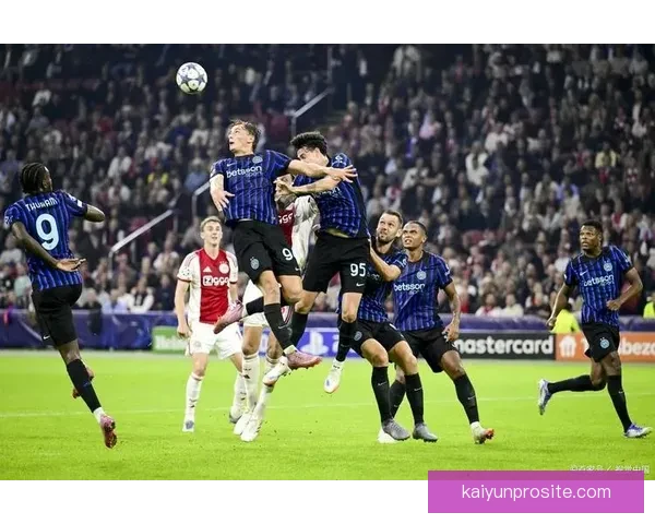 德累斯顿与赫塔球迷互掷烟火致比赛中断20分钟双方冲突引发赛场混乱